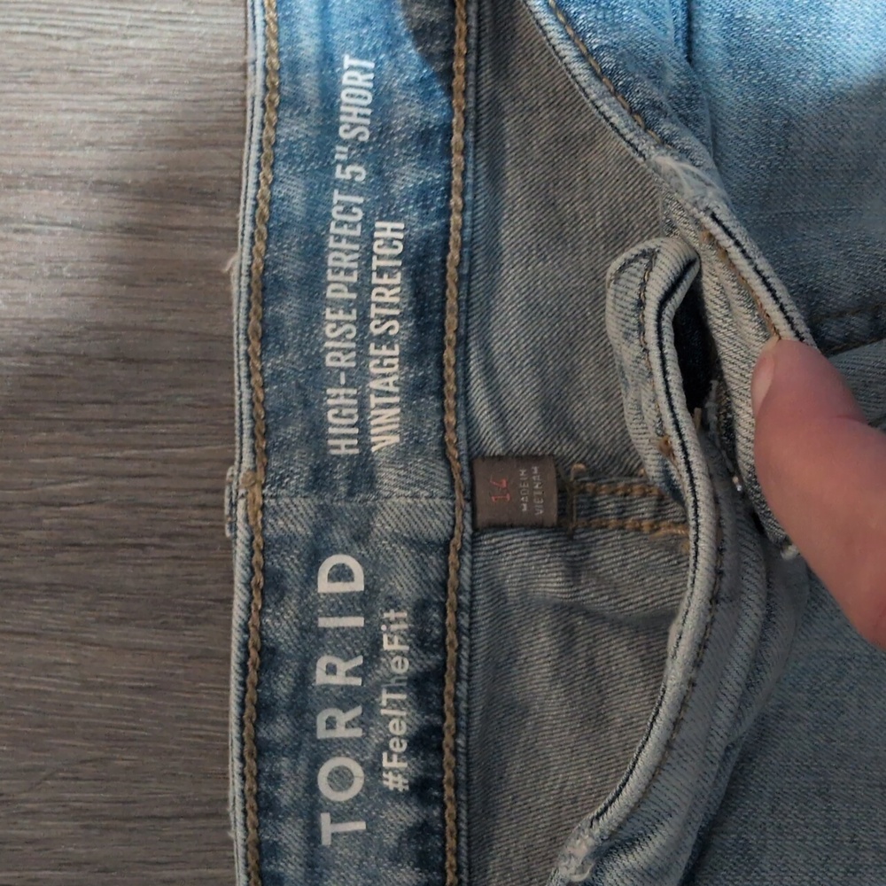 Torrid 5" Denim Shorts Sz 14 Vintage Stretch Light Wash High Rise - Picture 6 of 8